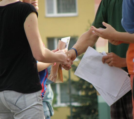 maky_orel-shaking-hands-930178_1280